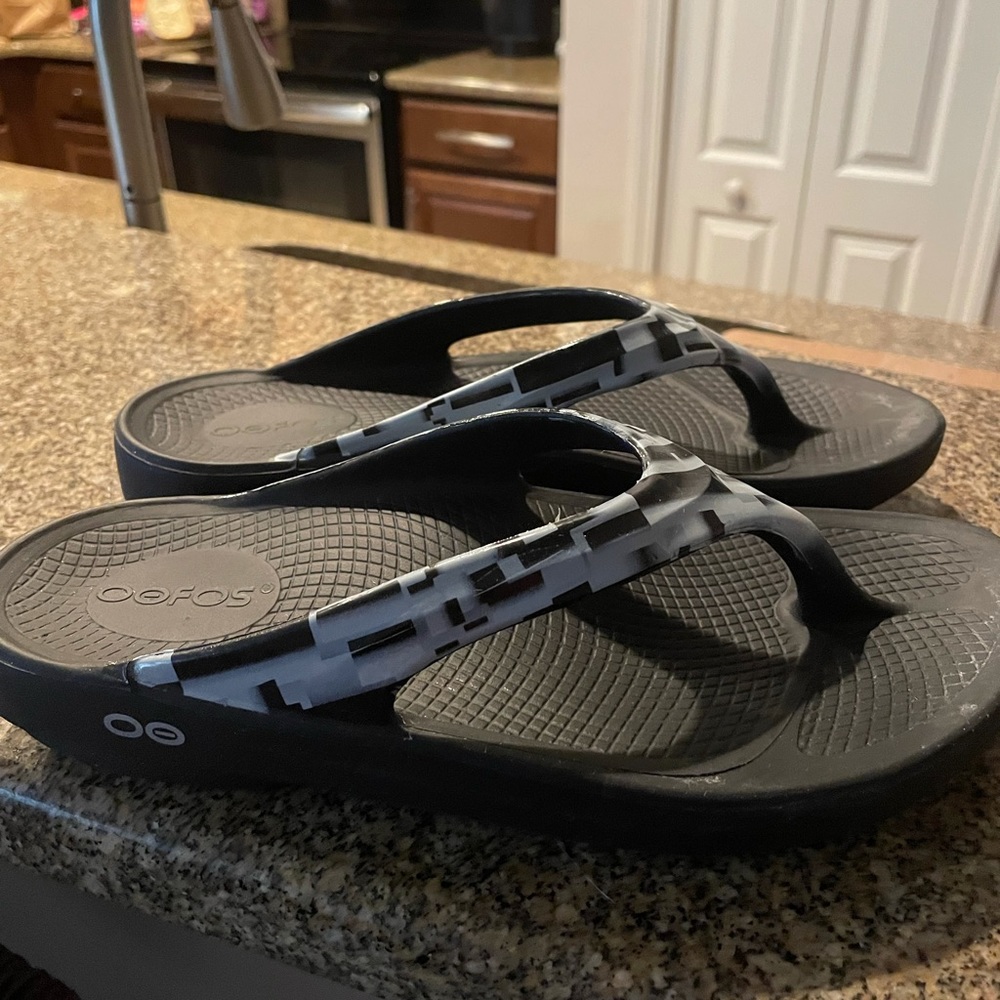 Oofos flip flops